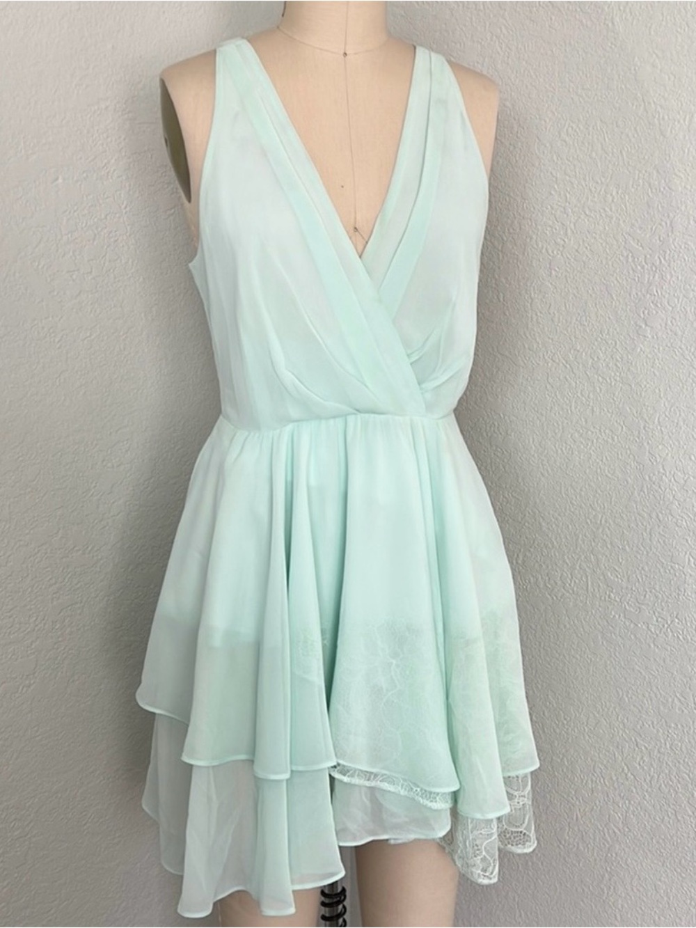 BCBGeneration Mint Green V-Neck Chiffon Mini Dress size 2